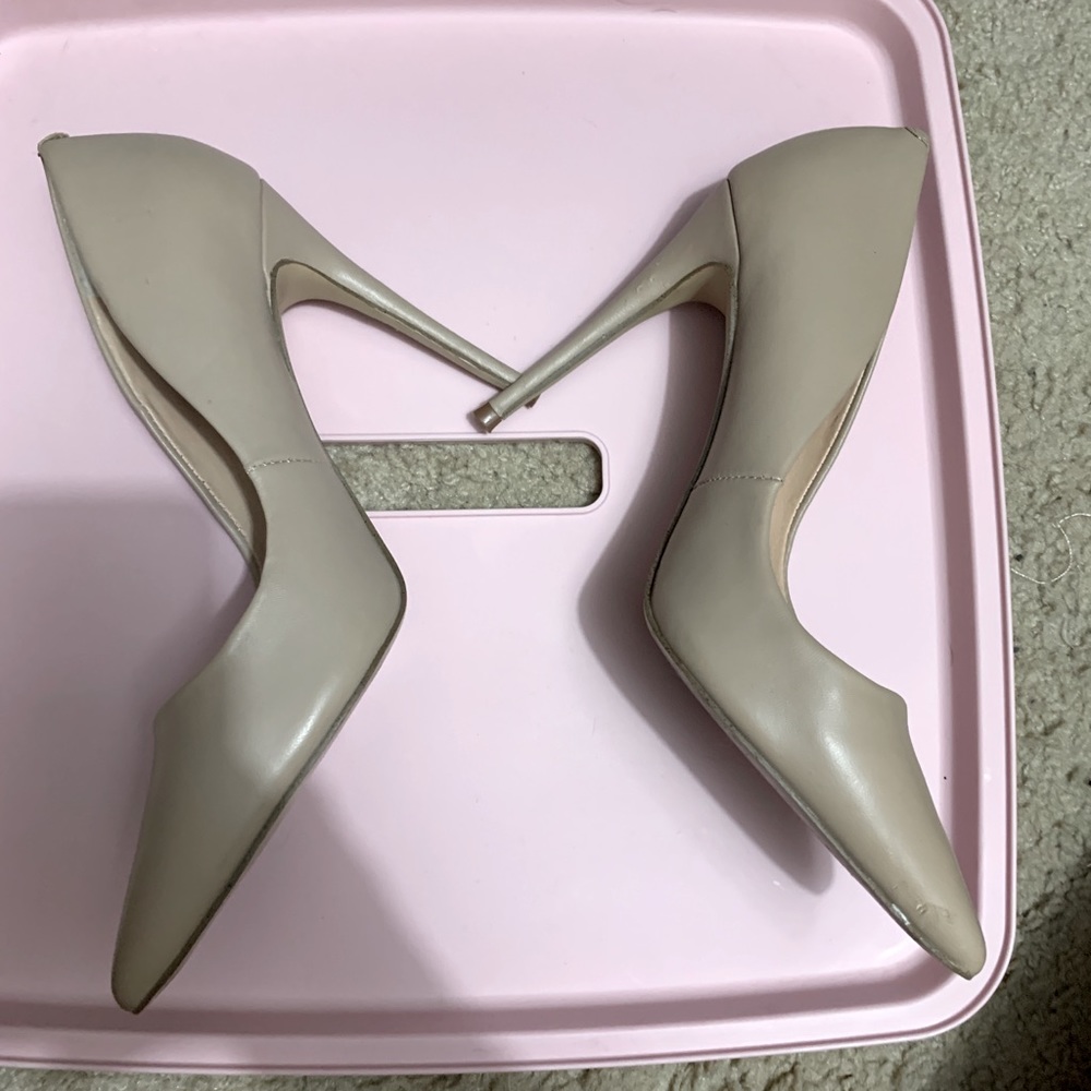 Steve Madden nude heels size 7 got it as a gift it’s too small for me. Brand new